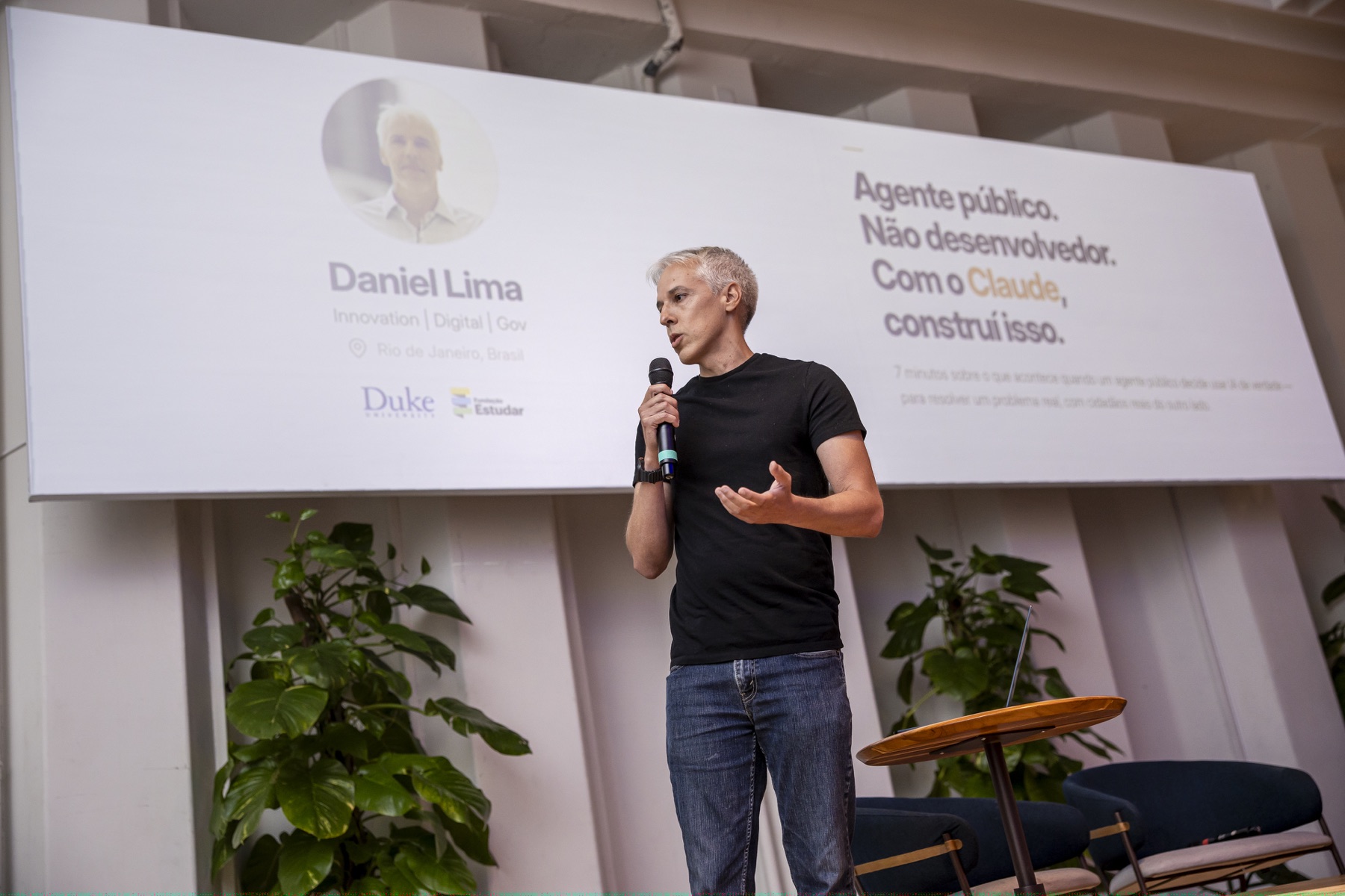 Daniel Lima Ribeiro em palestra sobre construir com Claude